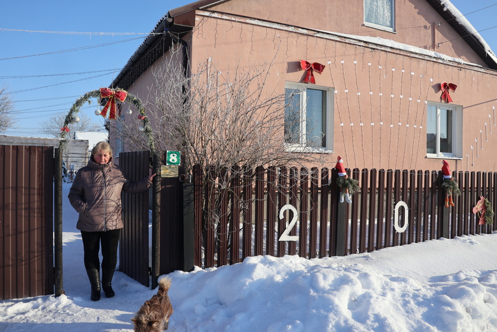 Жители агрогородка Сошно создали в своем дворе сказку и выхаживают аиста