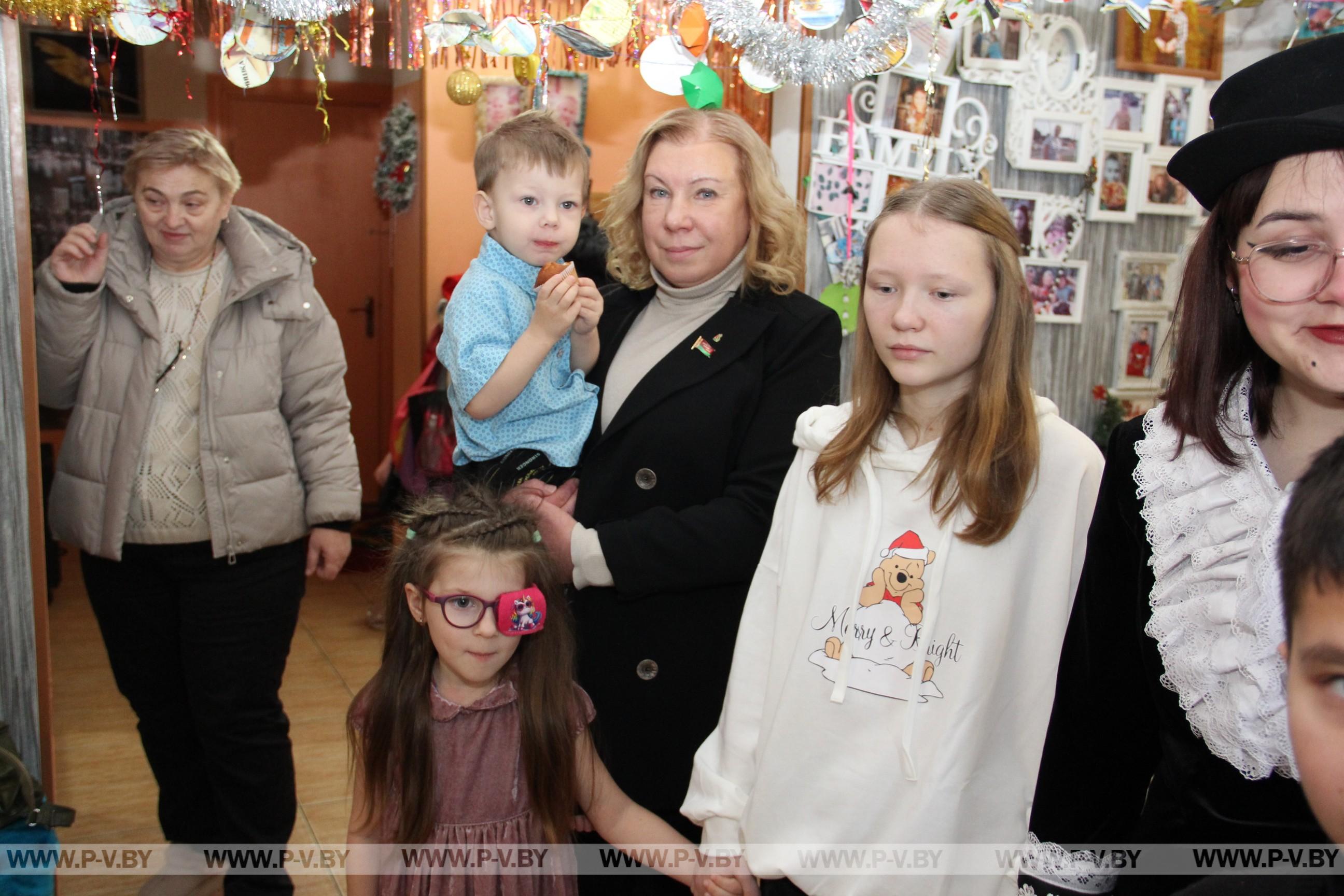 Новогодние поздравления от партии «Белая Русь» в домах семейного типа