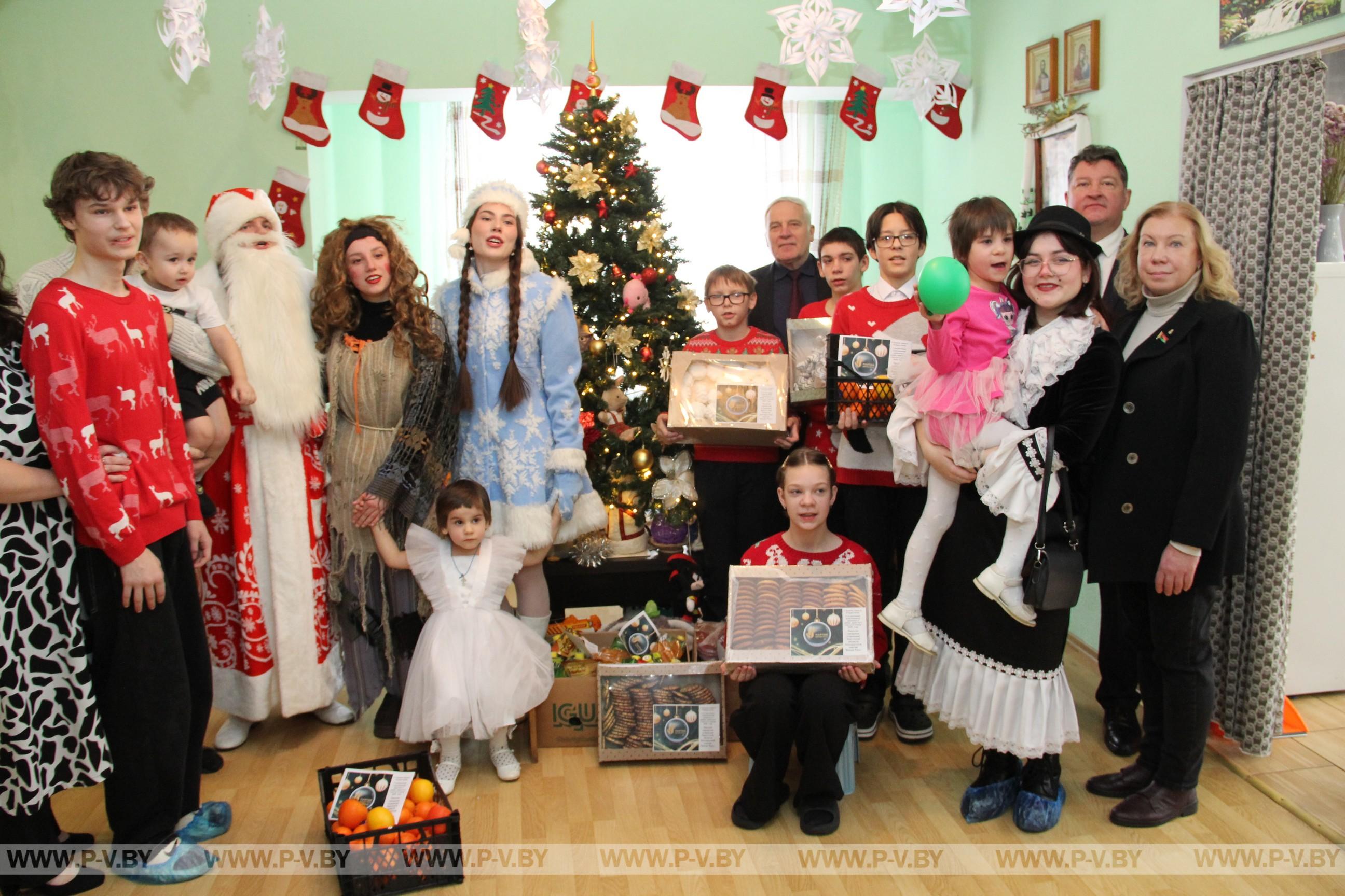 Новогодние поздравления от партии «Белая Русь» в домах семейного типа