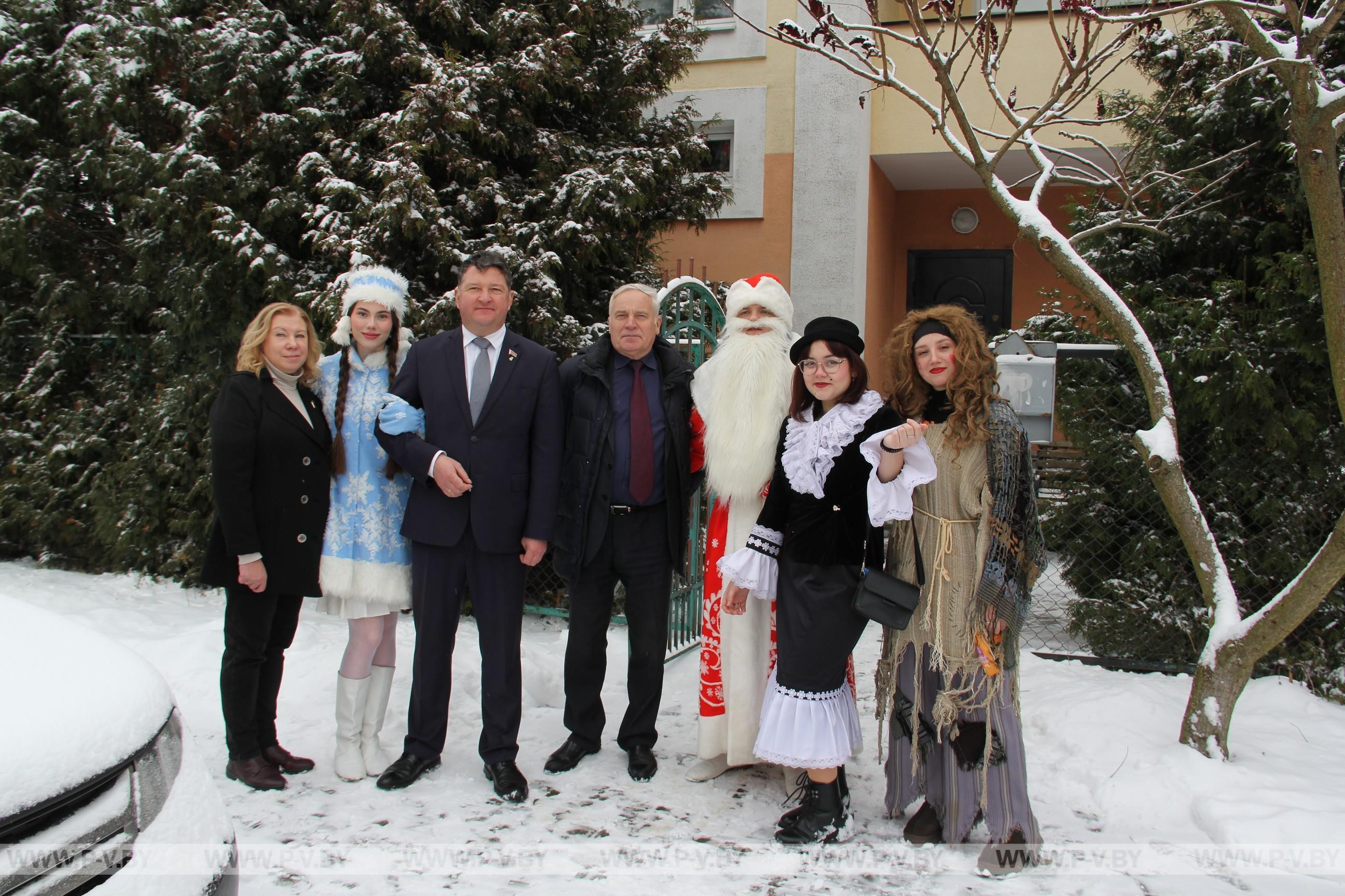 Новогодние поздравления от партии «Белая Русь» в домах семейного типа