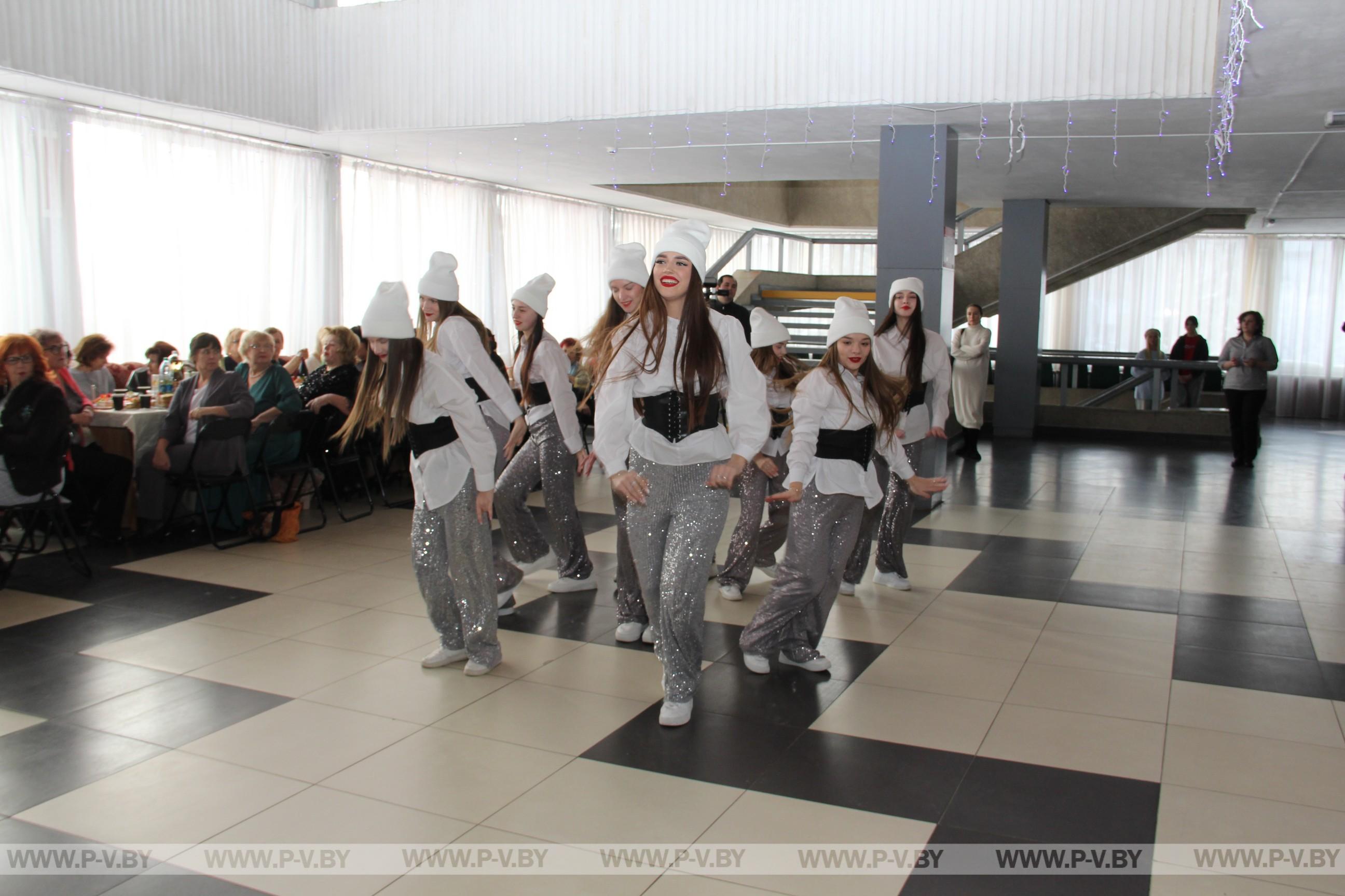 Рождественский бал для пожилых людей проходит в Пинске