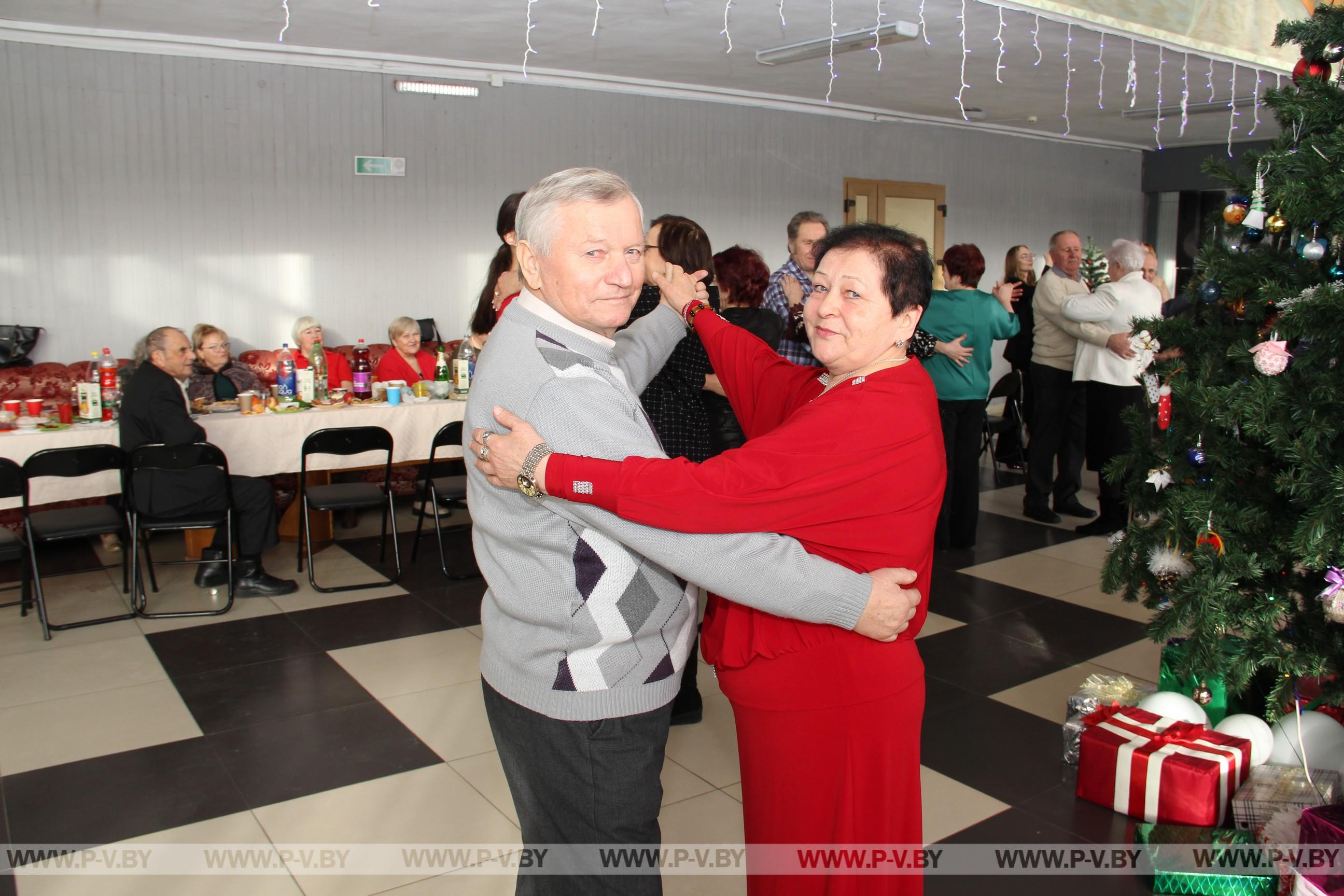 Рождественский бал для пожилых людей проходит в Пинске