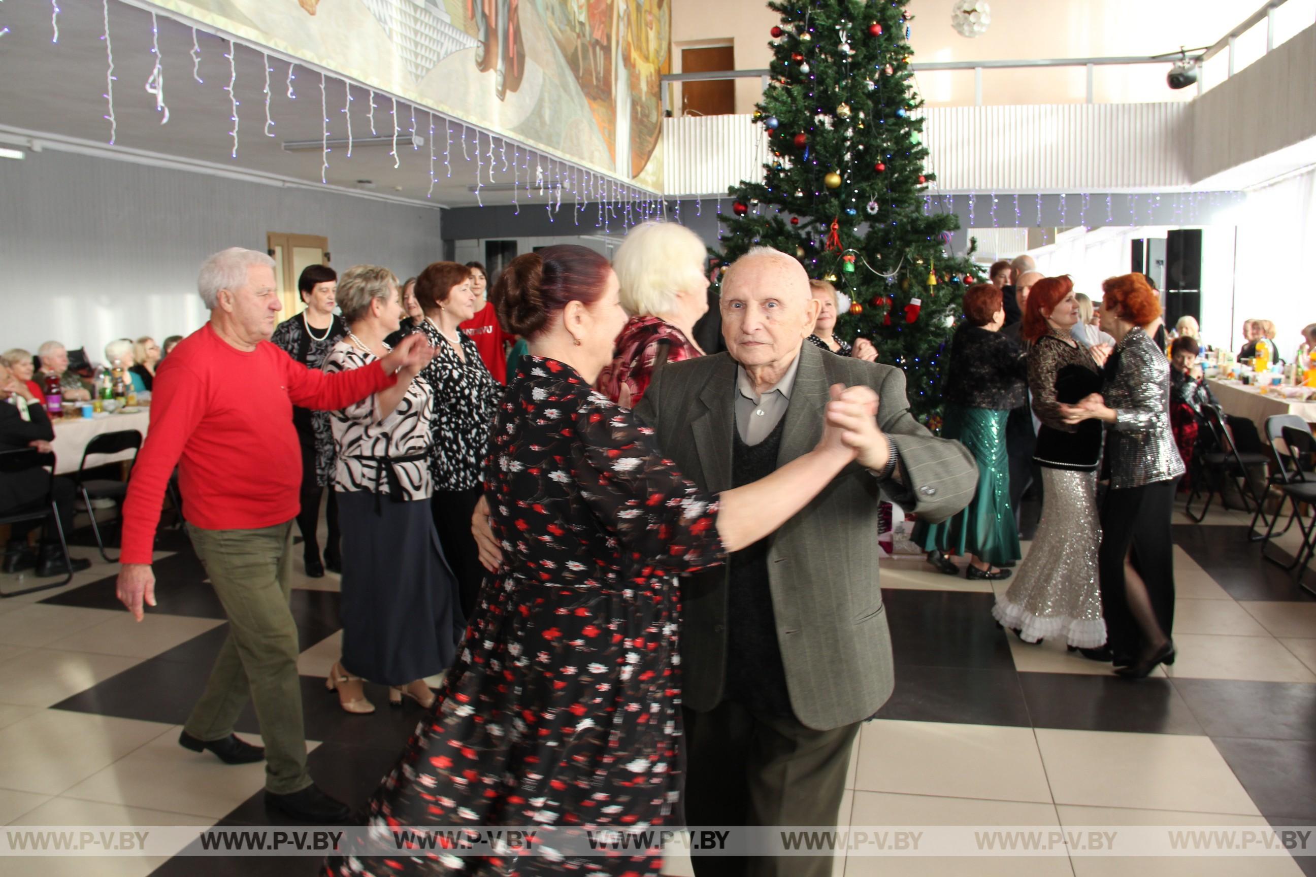 Рождественский бал для пожилых людей проходит в Пинске