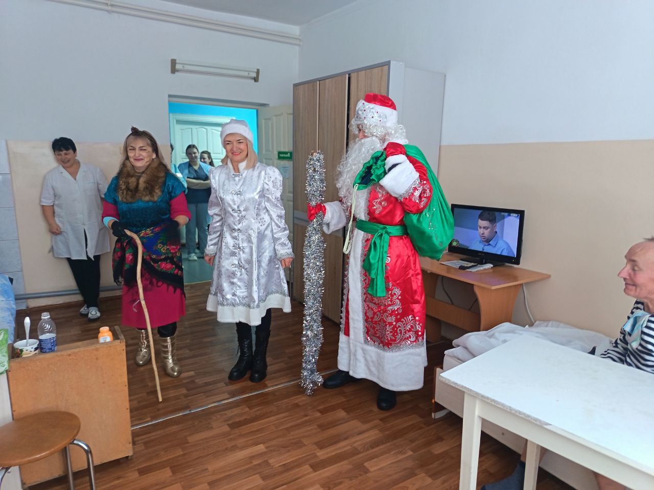 Работники «Свитанка» подарили минуты радости пациентам больницы