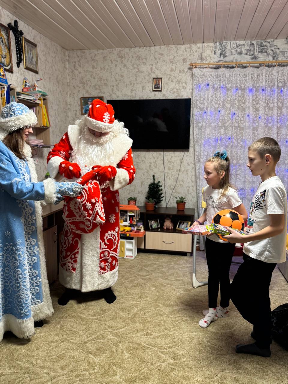 Дети из Логишина закружились в хороводе с молодыми парламентариями