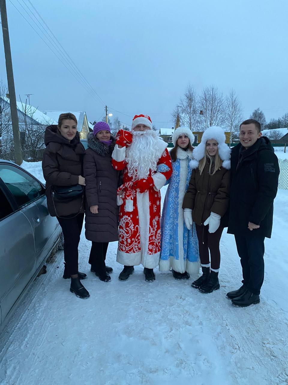 Дети из Логишина закружились в хороводе с молодыми парламентариями