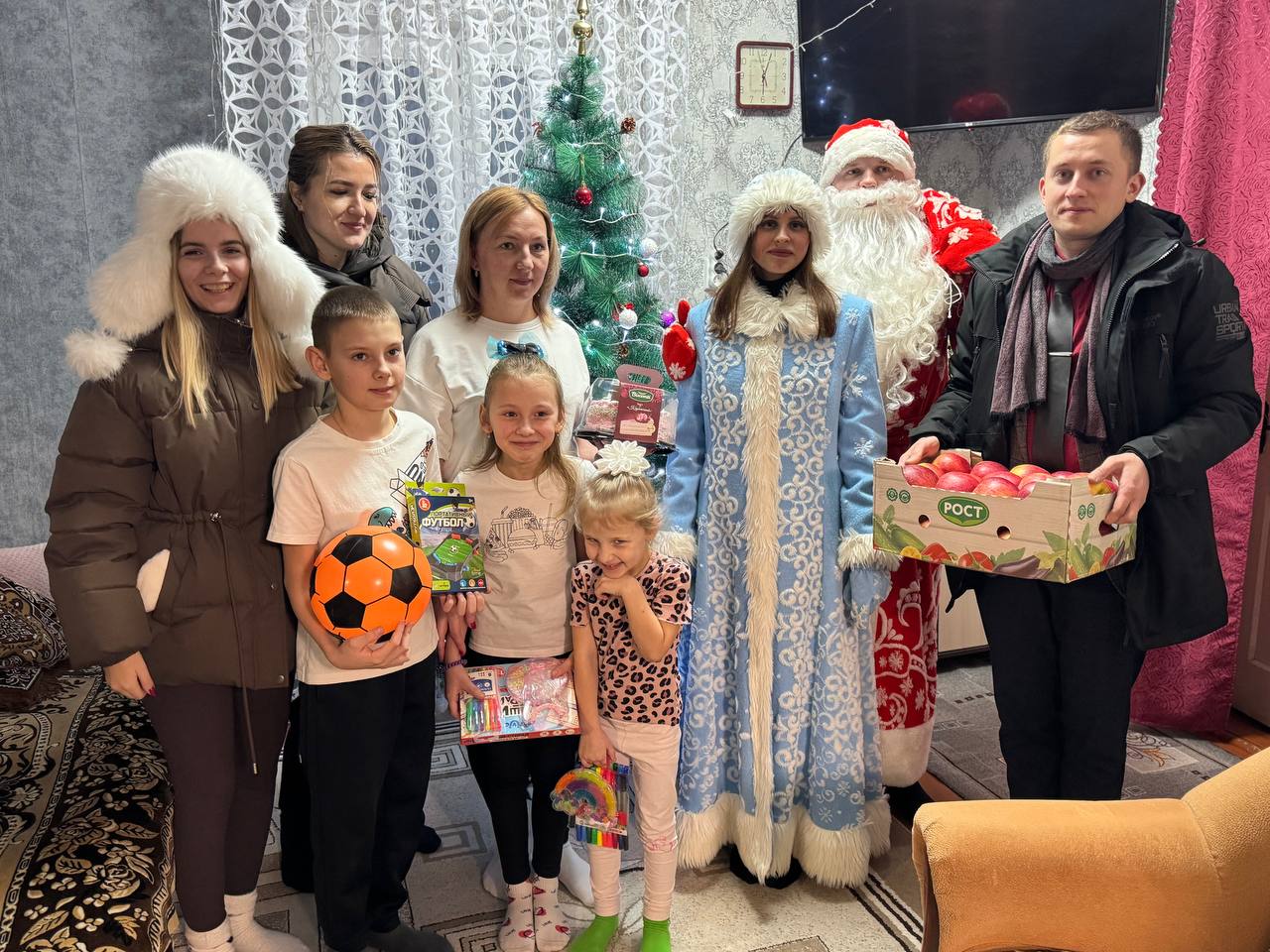 Дети из Логишина закружились в хороводе с молодыми парламентариями