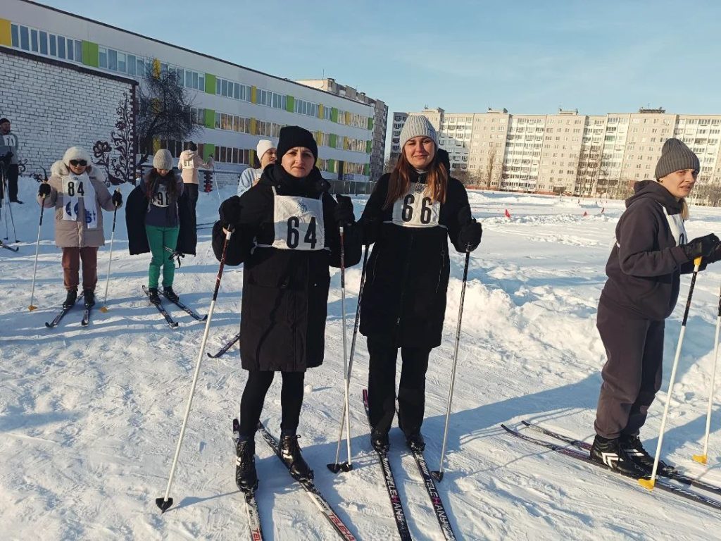 «Лыжный драйв» к 105-летнему юбилею: педагоги Пинска соревновались на лыжне