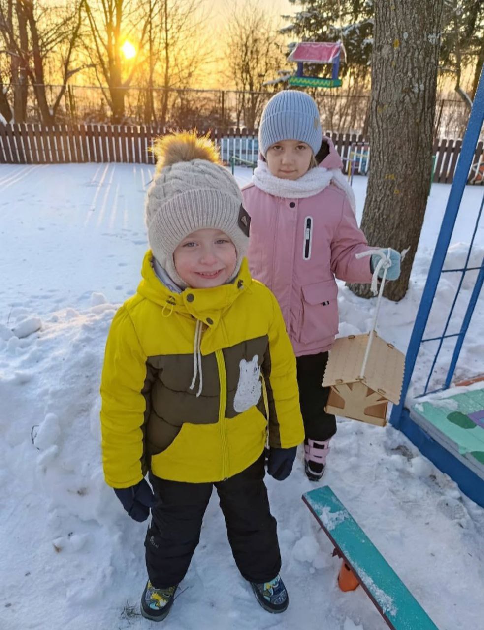 Ребята заботятся о птицах