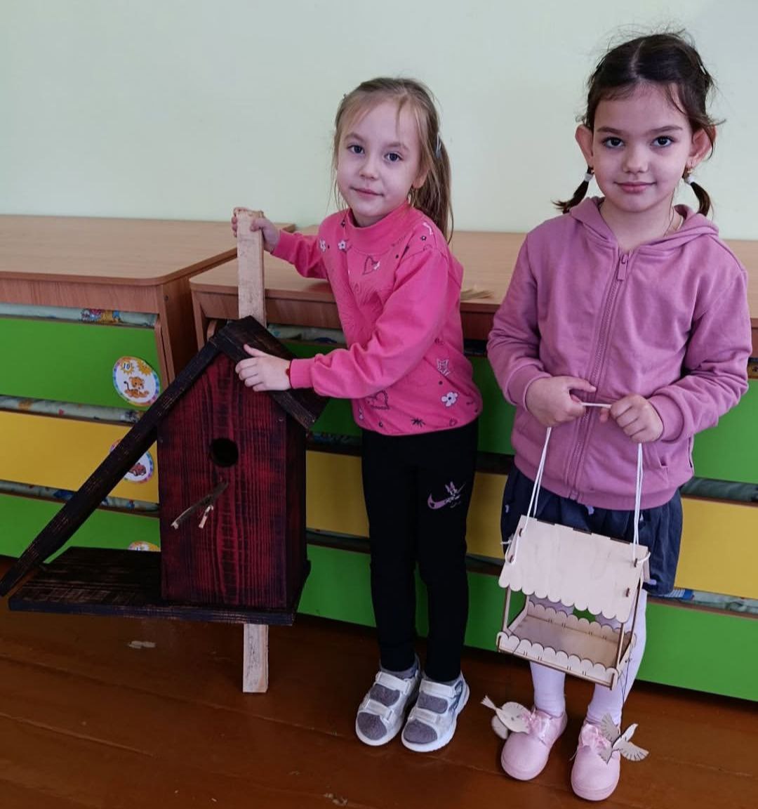 Ребята заботятся о птицах