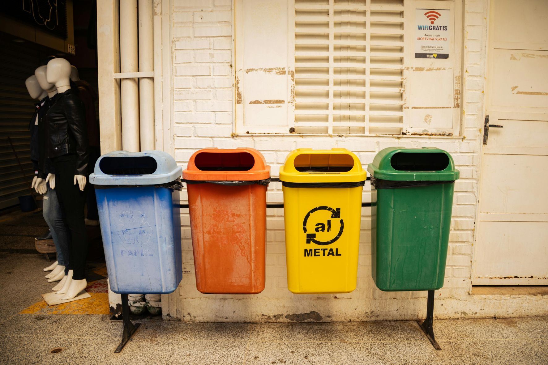 Дорогая иллюзия: как польская система залога за бутылки обернулась ростом тарифов на мусор