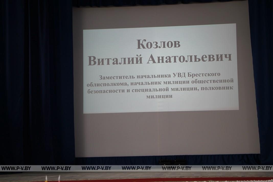 С учащимися и работниками аграрного технологического колледжа встретился заместитель начальника УВД Виталий Козлов