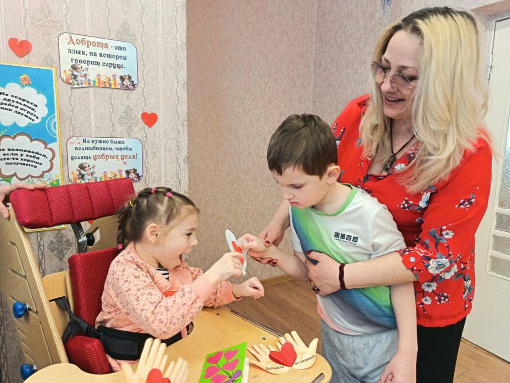 В школах и садиках района дарили открытки друзьям