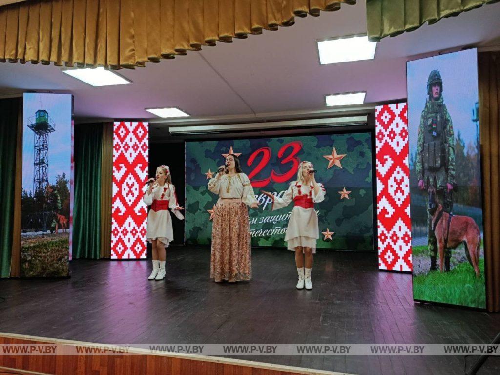 Активистки женсовета Пинского района угостили пограничников «мамиными пирогами» Активистки женсовета Пинского района угостили пограничников «мамиными пирогами»