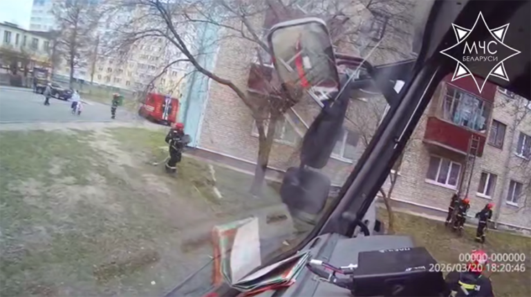 В Пинске спасатели эвакуировали двух человек из горящей квартиры на Брестской