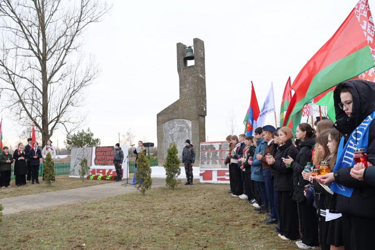 Пинщина склонила головы в память о жертвах фашистских карателей Пинщина склонила головы в память о жертвах фашистских карателей