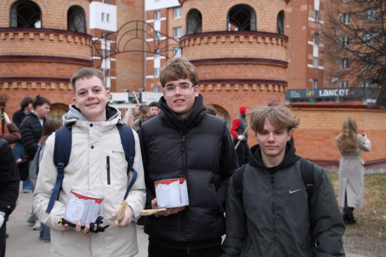 Учащиеся колледжа привели в порядок детский парк Учащиеся колледжа привели в порядок детский парк