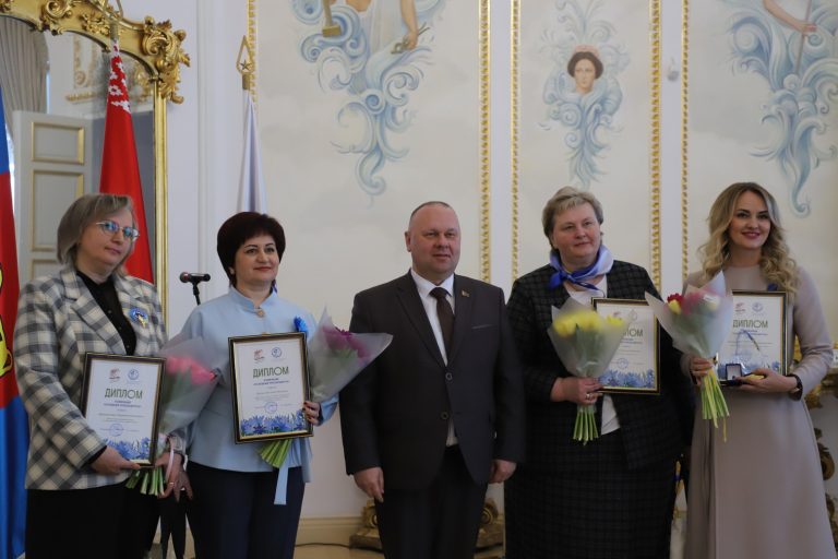 В Коссовском дворце чествовали победительниц областного конкурса «Женщина года»