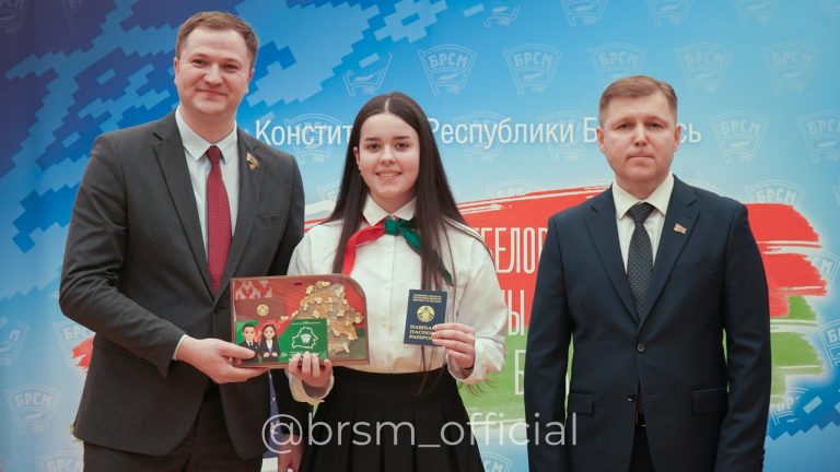 Гимназистка получила паспорт в Конституционном Суде