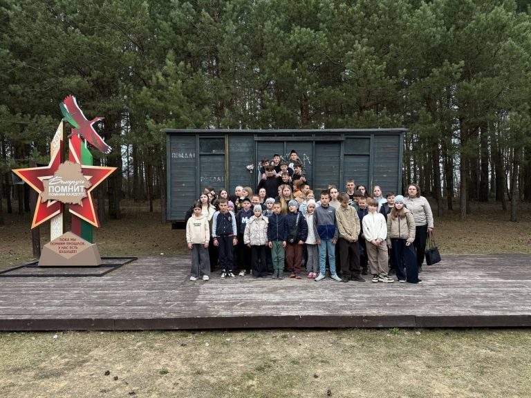 Учащиеся трех школ Пинского района отправились в образовательное путешествие по историческим местам Беларуси Учащиеся трех школ Пинского района отправились в образовательное путешествие по историческим местам Беларуси