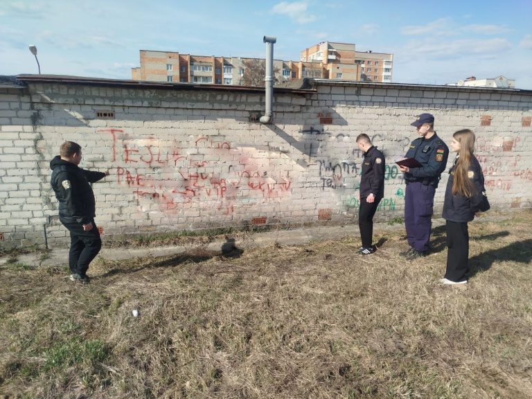 В Пинске к акции «Город без трафарета» активно подключились молодёжные добровольные дружины В Пинске к акции «Город без трафарета» активно подключились молодёжные добровольные дружины
