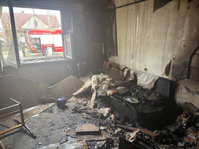 На пожаре в д. Охово Пинского района соседка спасла мужчину На пожаре в д. Охово Пинского района соседка спасла мужчину