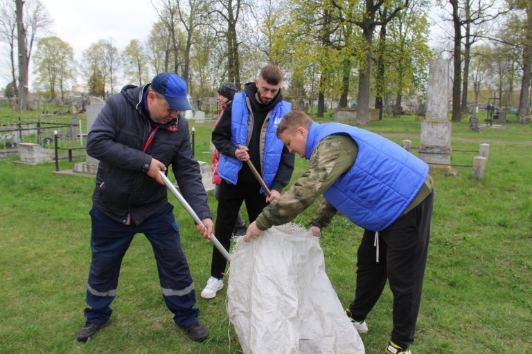 Партийный трудовой десант: порядок на воинских захоронениях