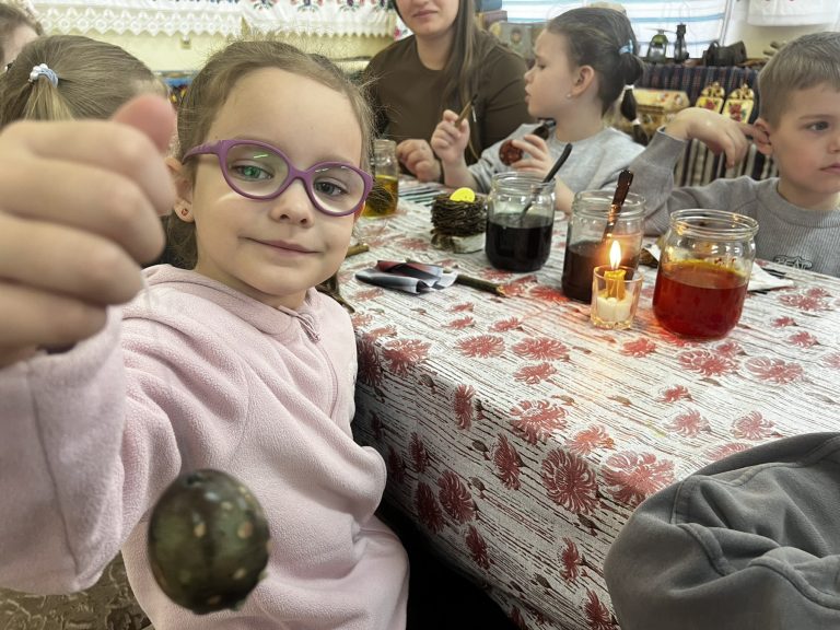 Воспитанники Оснежицкого детского сада расписали пасхальные яйца с помощью воска