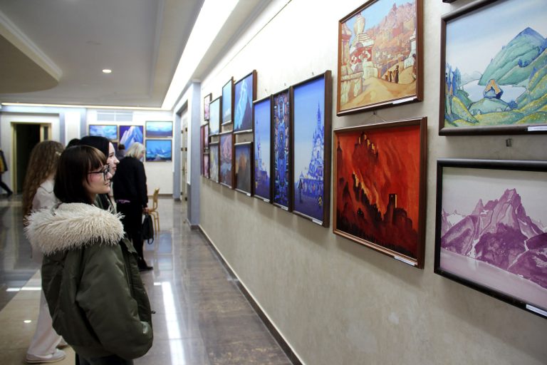 Под «Знаменем Мира»: в городском Доме культуры открылась выставка Николая Рериха Под «Знаменем Мира»: в городском Доме культуры открылась выставка Николая Рериха