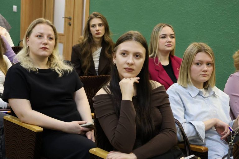 В Пинске стартовал молодёжный профсоюзный форум «Значение женщины и её здоровья в современном обществе» В Пинске стартовал молодёжный профсоюзный форум «Значение женщины и её здоровья в современном обществе»