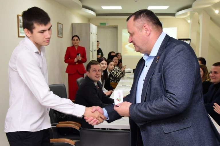 «Искра»: молодежь Пинщины прокачала навыки и пополнила ряды партии «Белая Русь» «Искра»: молодежь Пинщины прокачала навыки и пополнила ряды партии «Белая Русь»