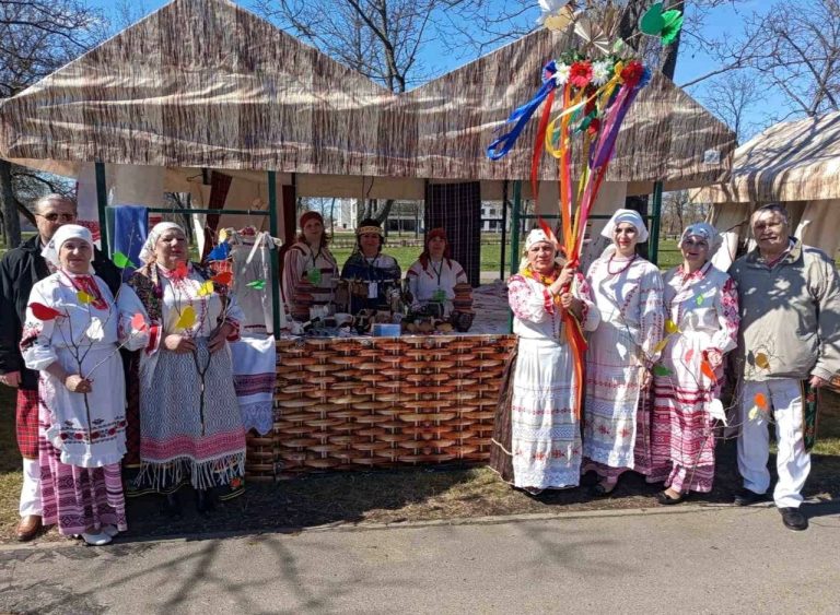«Рабіначкі» и «Грымата» позвали весну в Могилеве