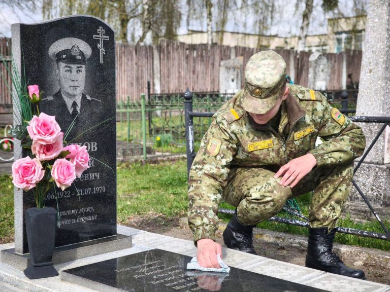 Активисты ПО ОО «БРСМ» пограничного отряда навели порядок на воинских захоронениях