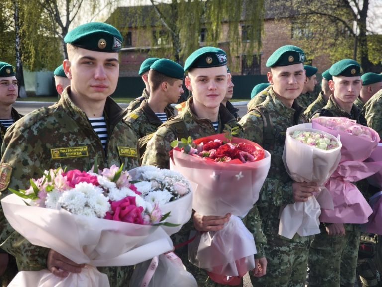 Военнослужащие Пинского пограничного отряда, отслужившие установленный срок, возвращаются домой Военнослужащие Пинского пограничного отряда, отслужившие установленный срок, возвращаются домой