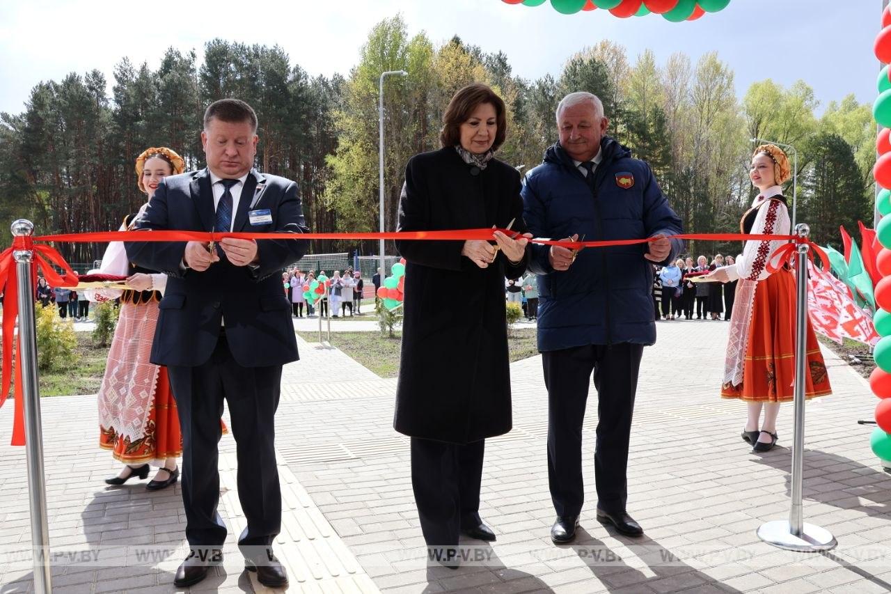 Самая торжественная минута церемонии! Красная лента перерезана!