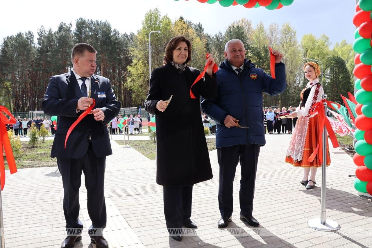 Самая торжественная минута церемонии! Красная лента перерезана!