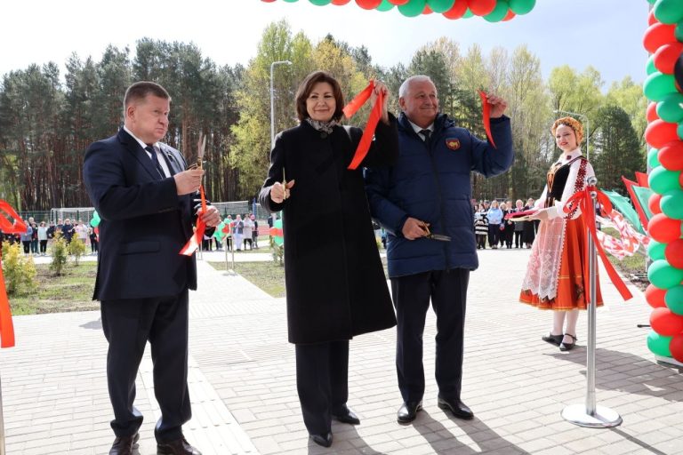 Самая торжественная минута церемонии! Красная лента перерезана! Самая торжественная минута церемонии! Красная лента перерезана!