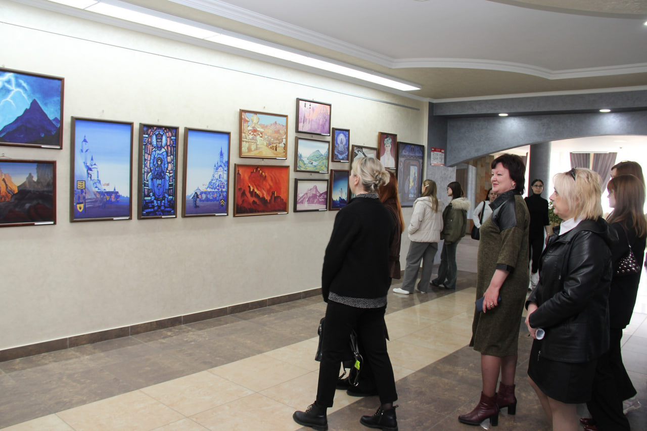 Под «Знаменем Мира»: в городском Доме культуры открылась выставка Николая Рериха