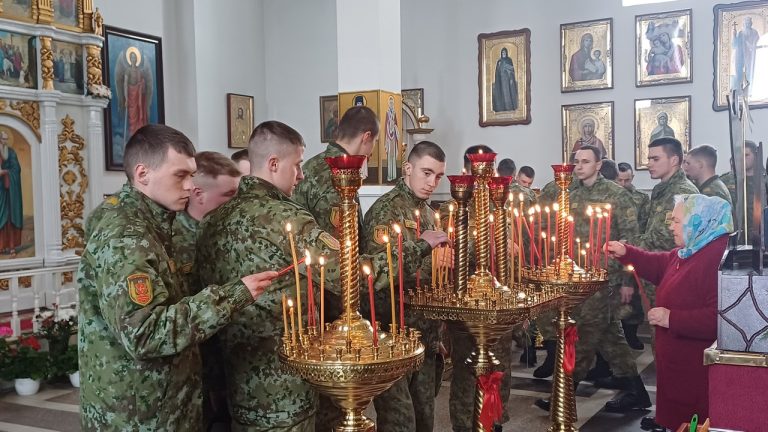 Молитва объединила военнослужащих и юных прихожан Молитва объединила военнослужащих и юных прихожан