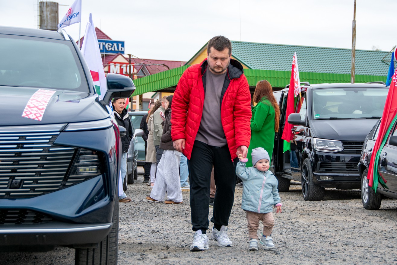 Сегодня в Пинске прошел масштабный патриотический автопробег