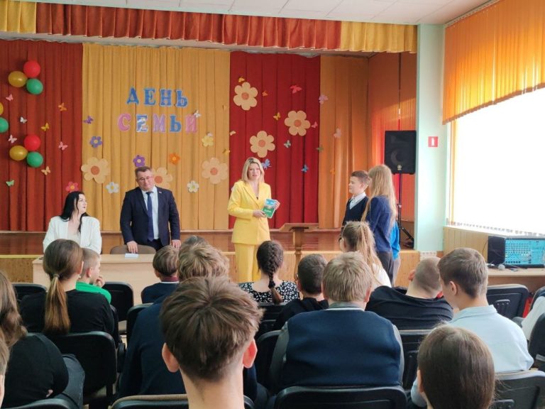 Душевная встреча в школе в День семьи Душевная встреча в школе в День семьи