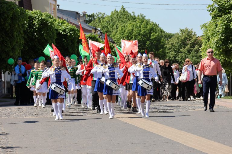 800 юных пинчан прошли маршем в День пионерской дружбы