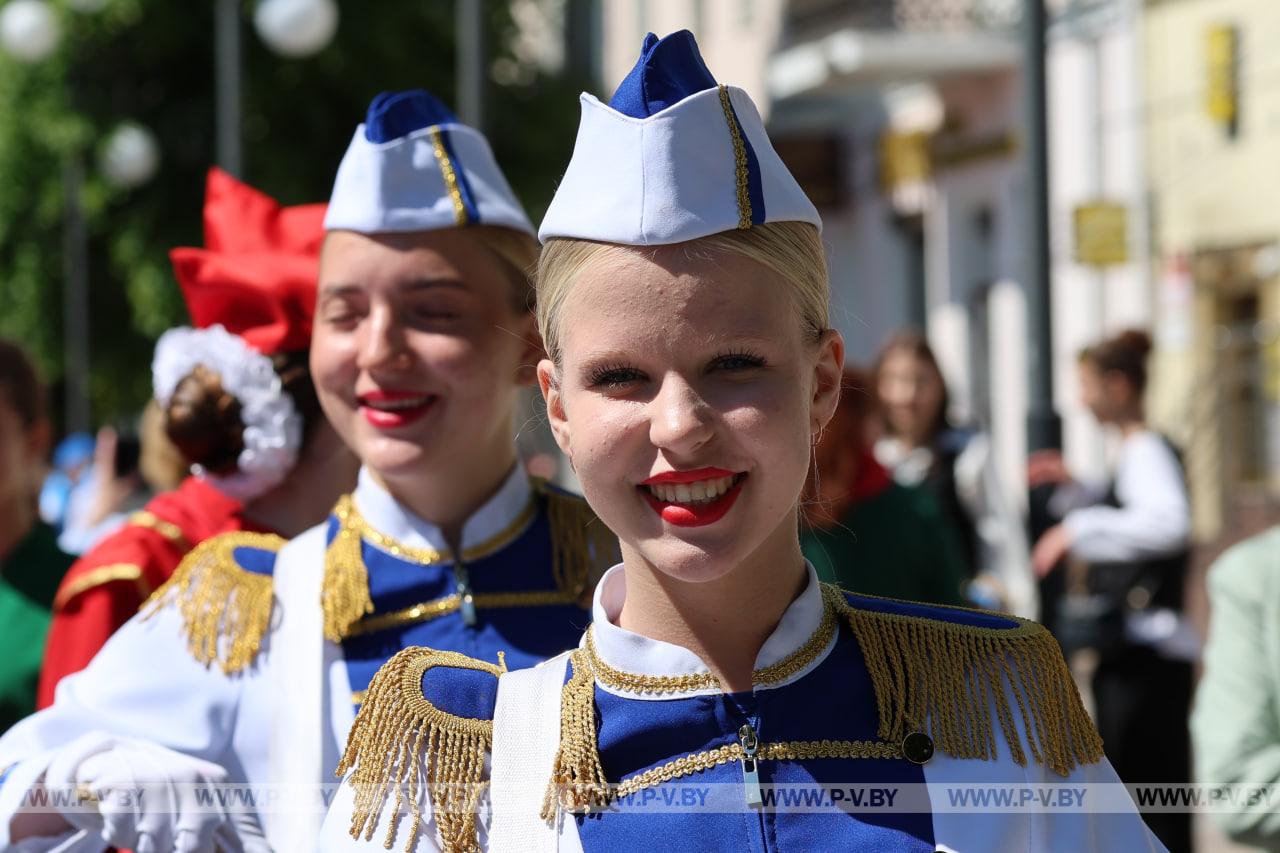 800 юных пинчан прошли маршем в День пионерской дружбы
