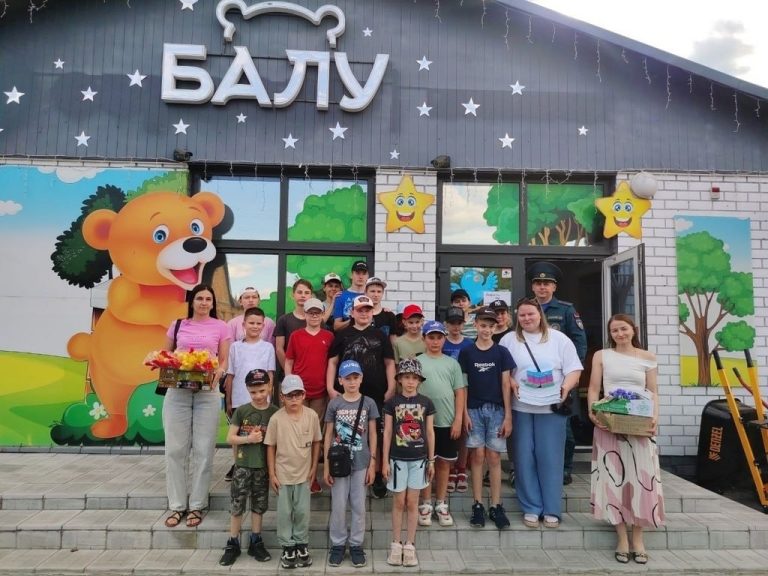 Пинские спасатели встретились с воспитанниками Пинской специальной школы-интерната в рамках акции «Безопасные каникулы»