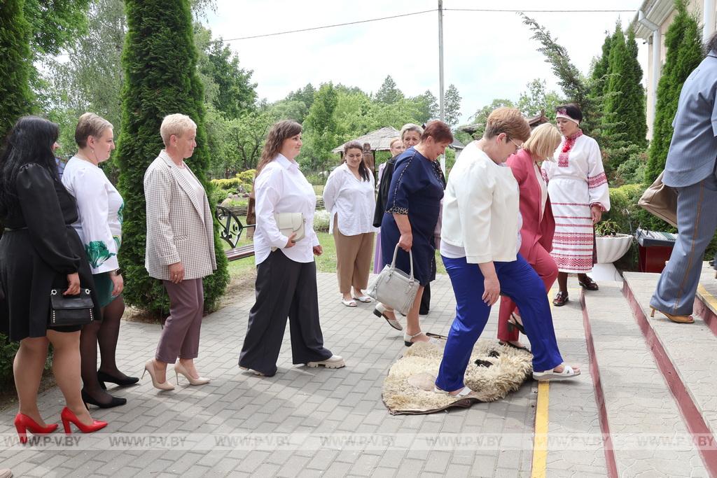 Героинями буклета «Беларусачка» стали 15 жительниц Пинского района