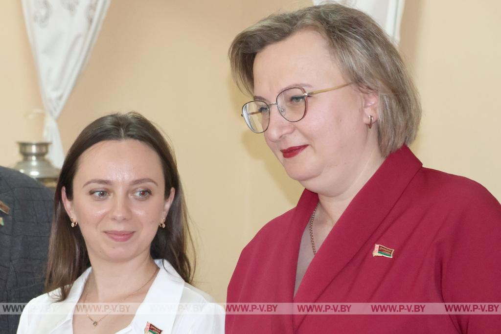 Героинями буклета «Беларусачка» стали 15 жительниц Пинского района
