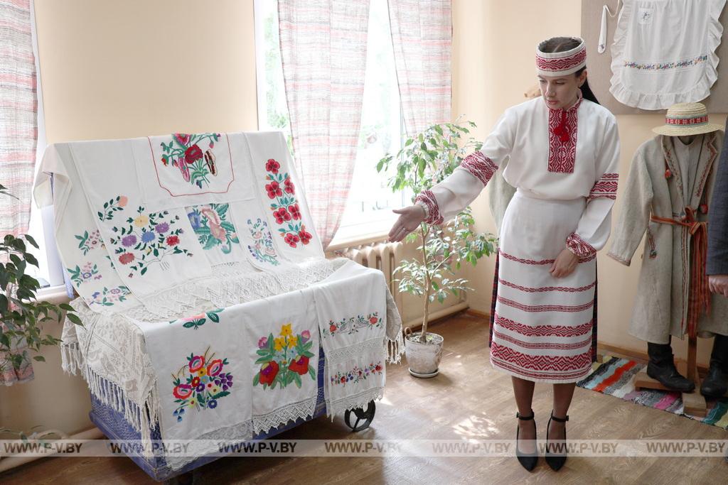 Героинями буклета «Беларусачка» стали 15 жительниц Пинского района