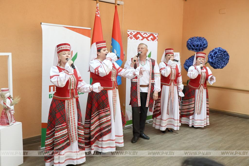 Героинями буклета «Беларусачка» стали 15 жительниц Пинского района
