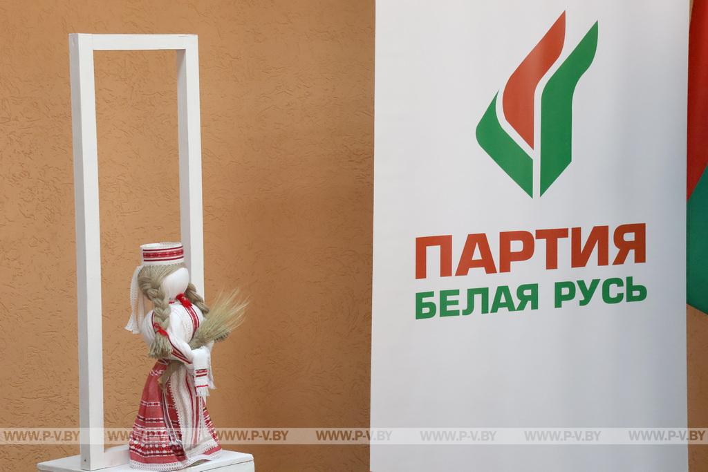 Героинями буклета «Беларусачка» стали 15 жительниц Пинского района
