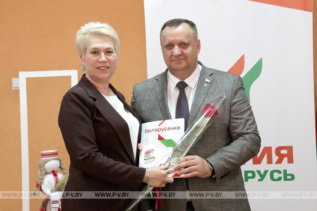 Героинями буклета «Беларусачка» стали 15 жительниц Пинского района